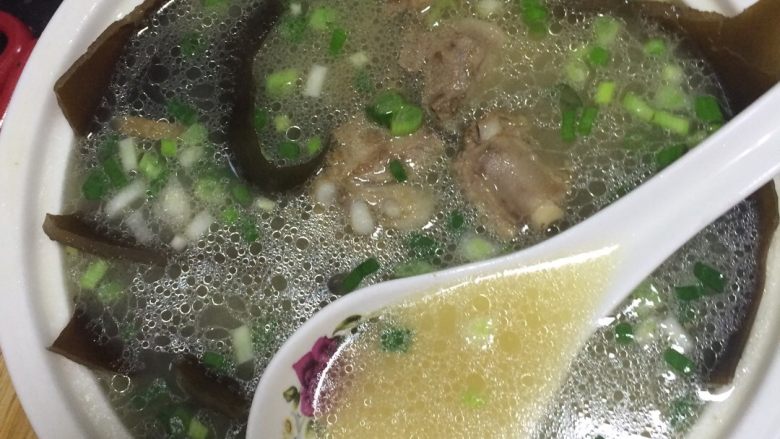 海带排骨汤,盛在碗里上桌了。