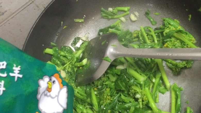 蒜蓉炒青菜,油烧热放蒜蓉和青菜，翻炒均匀加盐鸡精少许。