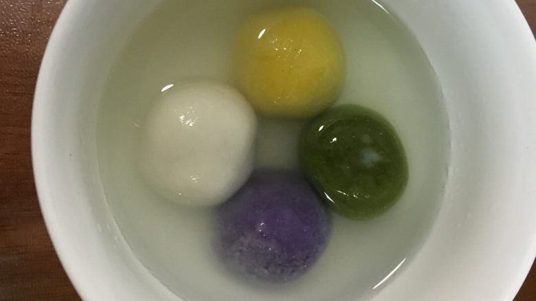 彩色汤圆,开水下锅，汤圆飘起来就煮好啦。