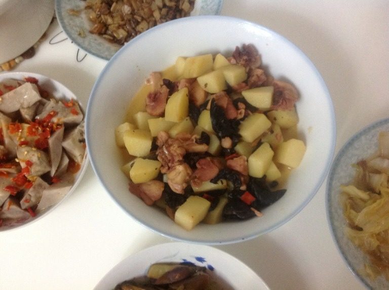 腊鸡腿炖木耳土豆