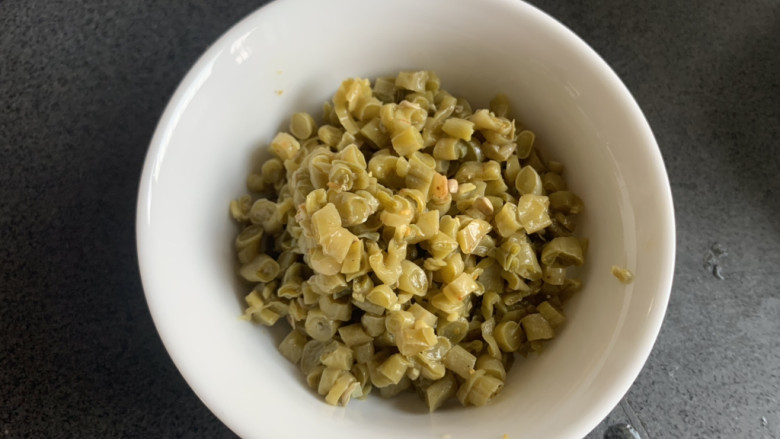 干煸圆白菜,准备半碗酸豆角,(妈妈自己做的,喜欢搭配菜里一起炒味道特别好)