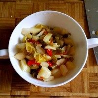 泡菜粉,泡菜切碎,大小无所谓。泡菜里的红辣椒、泡椒和姜的味道比较刺激,建议不能吃辛辣食物的厨友小伙伴不要切碎,等会直接下锅炒就行。
