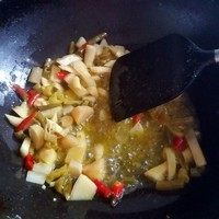 泡菜粉,锅里倒入菜籽儿油,油热放入所有泡菜大火翻炒30秒左右转小火炒1分钟