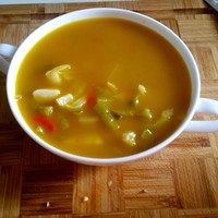 泡菜粉,然后盛出,青菜铺碗底,然后放上过水的米粉。倒入熬好的泡菜汤,撒上葱花/香菜。冬天的泡菜汤可以趁热直接放入米粉,暖暖的。夏天的话个人建议米粉过凉水后放入冰箱冷藏20分钟左右,泡菜汤凉透后也放入冰箱冷藏20分钟左右拌上凉透的米粉,撒上葱花,香滋滋滴!