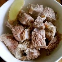 西红柿炖牛腩,牛腩焯好后连同姜片一起盛出