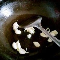 西红柿炖牛腩,锅里放少许食用油(一定要少,可以炒香蒜滴量就行),油热放入少许<a style='color:red;display:inline-block;' href='/shicai/ 869'>白砂糖</a>和蒜炒香