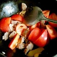 西红柿炖牛腩,放入牛腩炒一分钟左右,同时另起一砂锅,加入小半锅水烧开