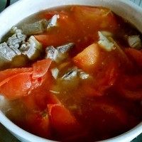 西红柿炖牛腩,砂锅水开后放入炒好的西红柿牛腩,水开后盖盖小火熬煮一个半至两个小时