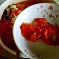 西红柿炖牛腩,两个小时后西红柿牛腩就炖好了,用筷子挑去西红柿皮(为了美观哈哈哈哈,此步骤可省略),然后放适量盐调味就ok了!