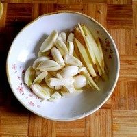 红烧菌菇,蒜一头切片(蒜一定要多才香(⊙o⊙)哦),姜切丝儿切好备用