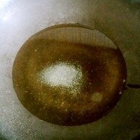 红烧菌菇,锅里油热放入适量白砂糖或者冰糖,大火用铲子不断搅动炒至糖化