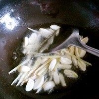 红烧菌菇,放入蒜片和姜丝儿炒出香味儿