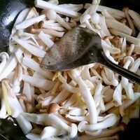 红烧菌菇,随后菌菇一并放入锅内稍微翻炒