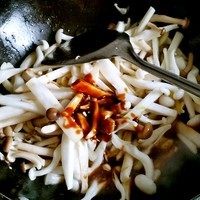 红烧菌菇,倒入适量<a style='color:red;display:inline-block;' href='/shicai/ 762'>老抽</a>，<a style='color:red;display:inline-block;' href='/shicai/ 788'>生抽</a>，<a style='color:red;display:inline-block;' href='/shicai/ 721'>蚝油</a>（<a style='color:red;display:inline-block;' href='/shicai/ 721'>蚝油</a>一定要稍微多点蘑菇会很鲜(⊙o⊙)哦）翻炒至菌菇出水