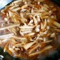 红烧菌菇,加入大约200ML温水烧制水开,放适量料酒/黄酒,我一般喜欢黄酒。适量盐(盐不宜多,如果不够咸等会收汁的时候再适当调整(⊙o⊙)哦)