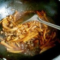 红烧菌菇,水开后盖锅盖小火炖煮一个小时左右,然后大火收汁,出锅撒上香菜碎儿,香香哒