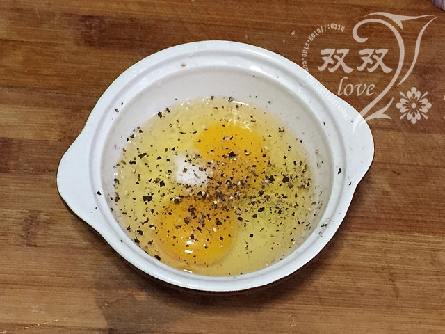 茄子培根蛋饼,<a style='color:red;display:inline-block;' href='/shicai/ 9'>鸡蛋</a>打入碗内,加入少许盐、黑胡椒碎,少许清水搅匀