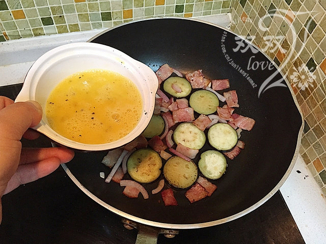 茄子培根蛋饼,将搅匀的蛋液倒入锅内,让其均匀铺在锅底