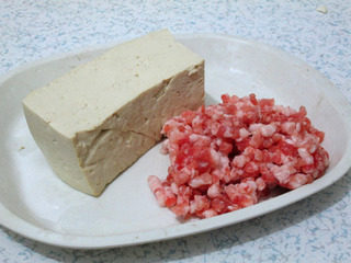 鱼香脆皮豆腐,准备好<a style='color:red;display:inline-block;' href='/shicai/ 465'>豆腐</a>和<a style='color:red;display:inline-block;' href='/shicai/ 5353'>肉馅</a>。