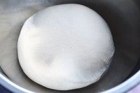 黄油香草小面包,这是揉好的面团,放入容器内盖上保鲜膜,放入温暖湿润的地方进行第一次发酵。(28度-30度)