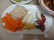 酸汤小酥肉,<a style='color:red;display:inline-block;' href='/shicai/ 25'>胡萝卜</a>，<a style='color:red;display:inline-block;' href='/shicai/ 30'>莲藕</a>切粗条，部分<a style='color:red;display:inline-block;' href='/shicai/ 3250'>葱</a>切段，姜切片。
