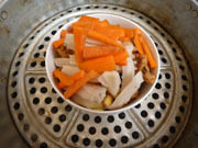 酸汤小酥肉,加两勺<a style='color:red;display:inline-block;' href='/shicai/ 845'>高汤</a>，入笼蒸半小时。