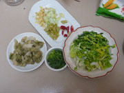 酸汤小酥肉,酸菜切碎，小米椒切碎，姜葱切末，<a style='color:red;display:inline-block;' href='/shicai/ 3349'>蒜苗</a>切碎，干红椒剪开，<a style='color:red;display:inline-block;' href='/shicai/ 3280'>黄心菜</a>切丝。