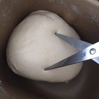 肉松手撕面包,面包机自定义和面设置30分钟。先揉面12分钟,面团成形后丢入黄油,大概再揉2分钟左右吧,面团已经把黄油揉进去了,我们可以拿出剪刀了哈哈哈。