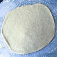 肉松手撕面包,接下来我们来整形,其实手撕面包的整形是最随意的。擀面杖排气后松弛10分钟后再擀成长方形,其实随意擀开就可以啦,像我图中那样圆不圆方不方的都可以。