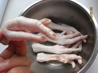 憨豆凤爪,将凤爪洗净剪掉指甲,再次清洗。