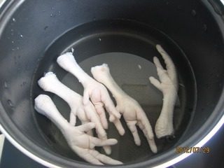 憨豆凤爪,锅中放适量水,入凤爪一起烧煮。