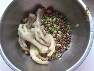 憨豆凤爪,将鸡爪与豆类捞出,用水冲洗干净。