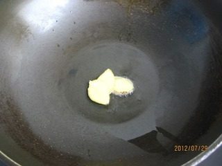 憨豆凤爪,锅中放适量油,放<a style='color:red;display:inline-block;' href='/shicai/ 37'>姜</a>片炒香。