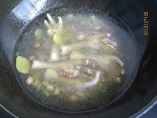 憨豆凤爪,加入适量开水,大火煮开,转中小火慢焖。