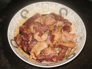 子姜焖鸭,将鸭子斩件,用生抽、盐、蚝油、糖、生粉腌制一会儿。