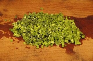 香煎菜脯蛋,韭菜花(或者葱)切成碎末;