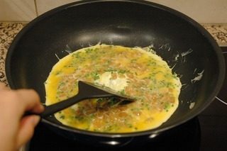 香煎菜脯蛋,小火煎至表面金黄,蛋液基本凝固;