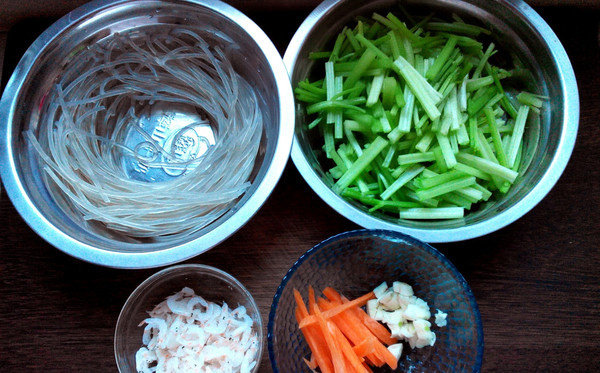 芹菜炒粉条,准备食材：<a style='color:red;display:inline-block;' href='/shicai/ 525'>粉条</a>提前用温水泡软