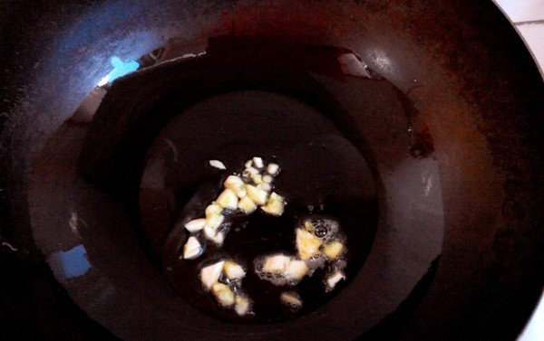 芹菜炒粉条,热锅放油，放入蒜末爆出香味