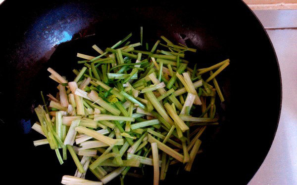 芹菜炒粉条,放入芹菜翻炒几下