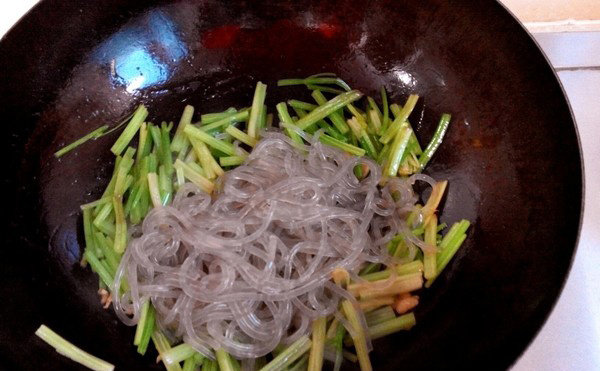 芹菜炒粉条,放入粉条翻炒几下