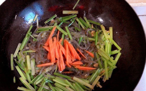 芹菜炒粉条,放入酱油，再放入胡萝卜翻炒几下