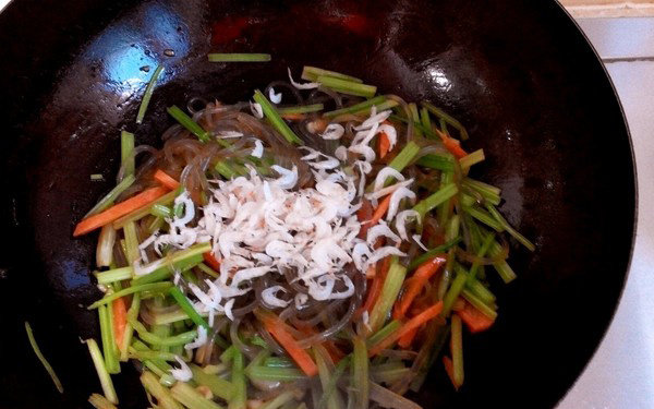 芹菜炒粉条,放入虾皮和少许盐炒匀即可