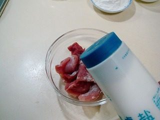 酥糊里脊,把肉砸好后切成长方形肉片。