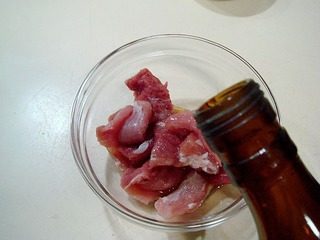 酥糊里脊,把肉片进行腌制,先撒入少许味精和盐。