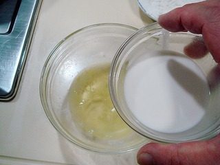 酥糊里脊,滴入几滴绍酒拌匀备用。