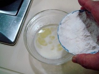 酥糊里脊,调制酥炸糊;先往蛋清里倒入稍稠一些的水淀粉搅匀。
