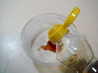 酥糊里脊,然后倒入适量干面粉搅匀。