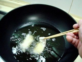 酥糊里脊,搅匀后再倒入少许香油拌匀备用。
