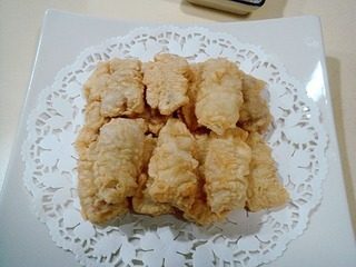 酥糊里脊,用中小火把肉片炸熟后捞出,然后提高油温再复炸一遍。